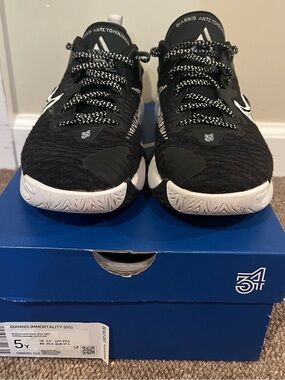 Nike Black and White Giannis Immortslity Youth Basketball Shoes size 5